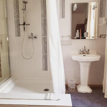بيت للعطل Bright In Ambroix Near Amenities سانت-أمبروا